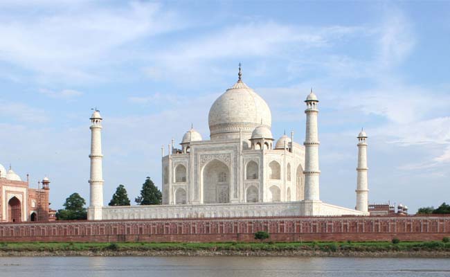 taj-mahal-tour-by-gatimaan-express-train